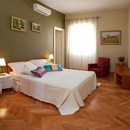 Gianina Apartment Split Room photo